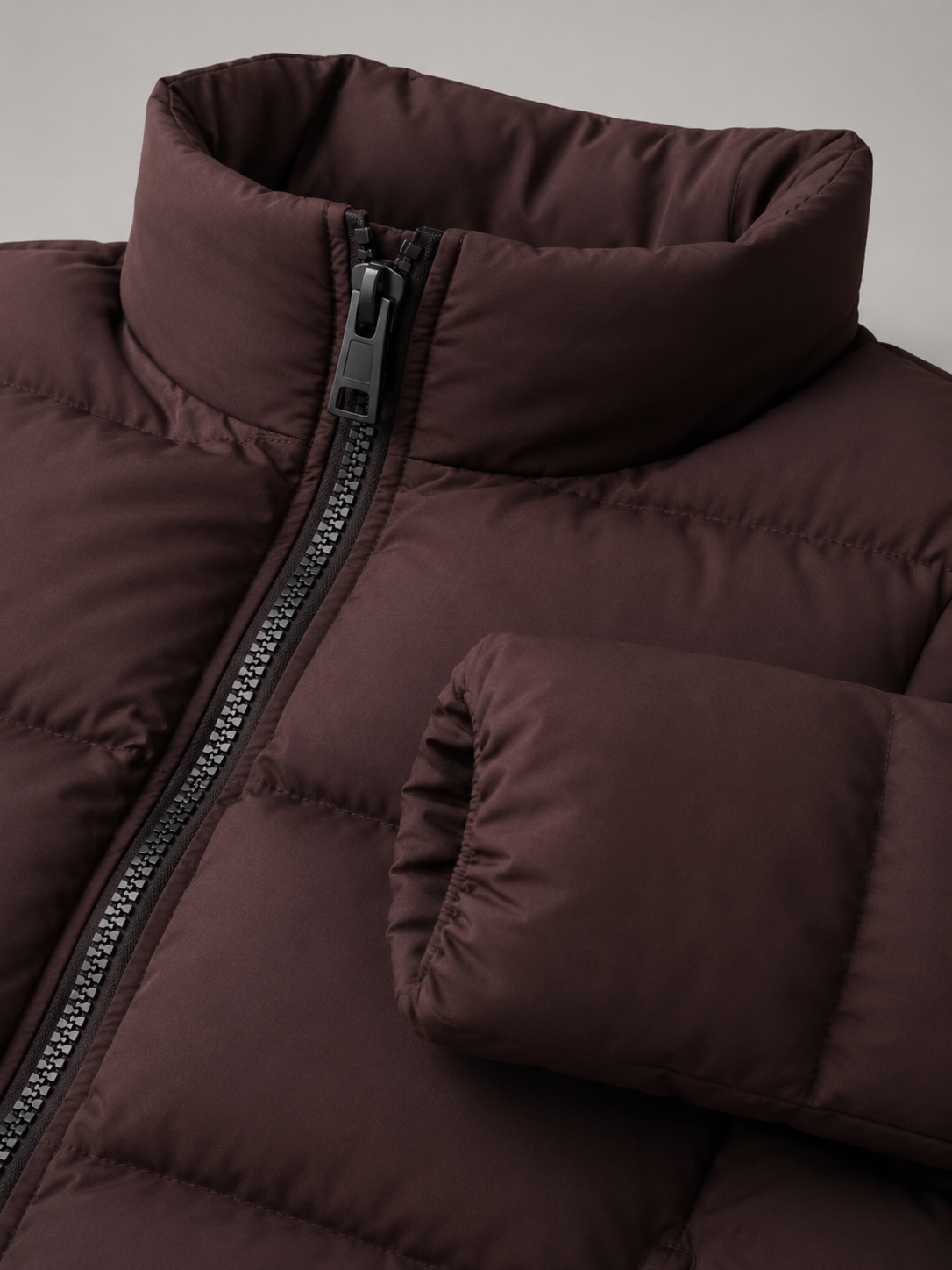 Veste pour femme à fermeture éclair et ceinture, dans un contexte hivernal