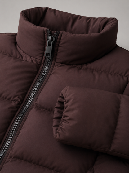 Veste pour femme à fermeture éclair et ceinture, dans un contexte hivernal
