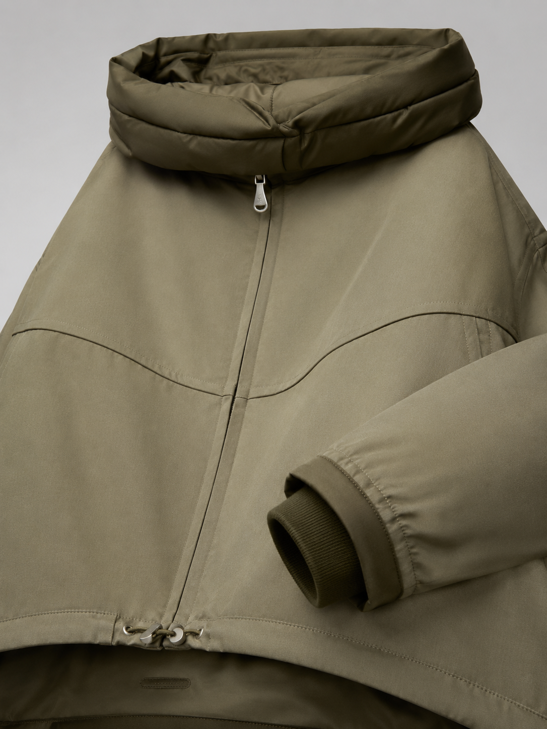 Veste à capuche rembourrée pour femme, détail des poches latérales