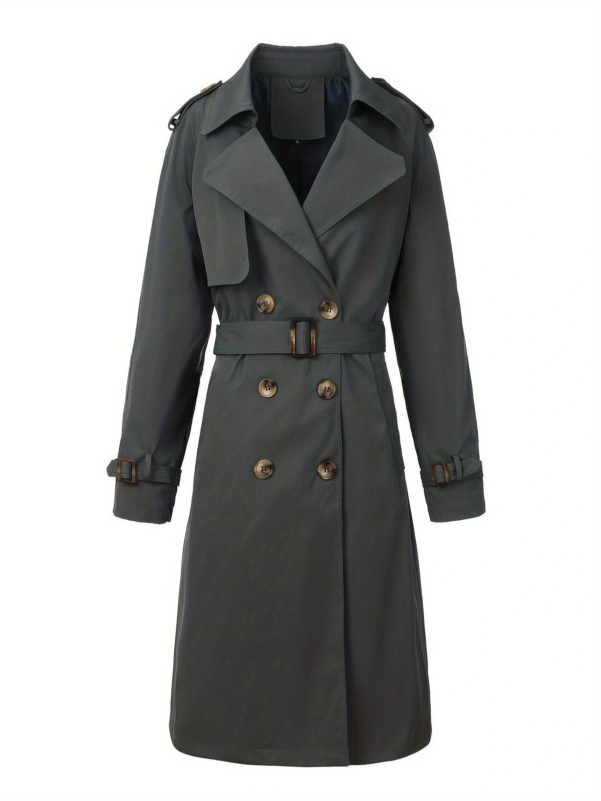 Trench-coat porté ouvert sur une tenue chic et décontractée