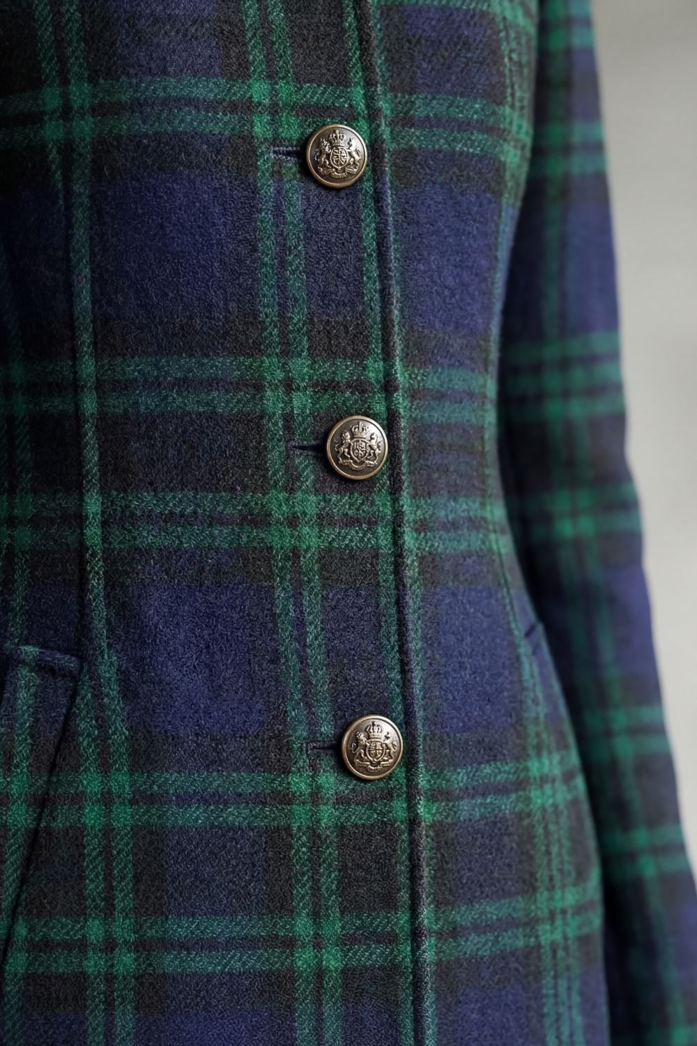 Manteau femme en laine mélangée à carreaux écossais, mannequin portant le manteau