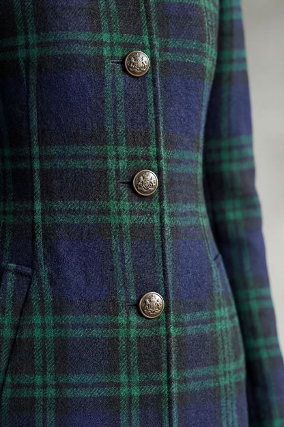 Manteau femme en laine mélangée à carreaux écossais, mannequin portant le manteau