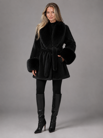 Manteau à ceinture pour femme avec col en fausse fourrure, détail du col