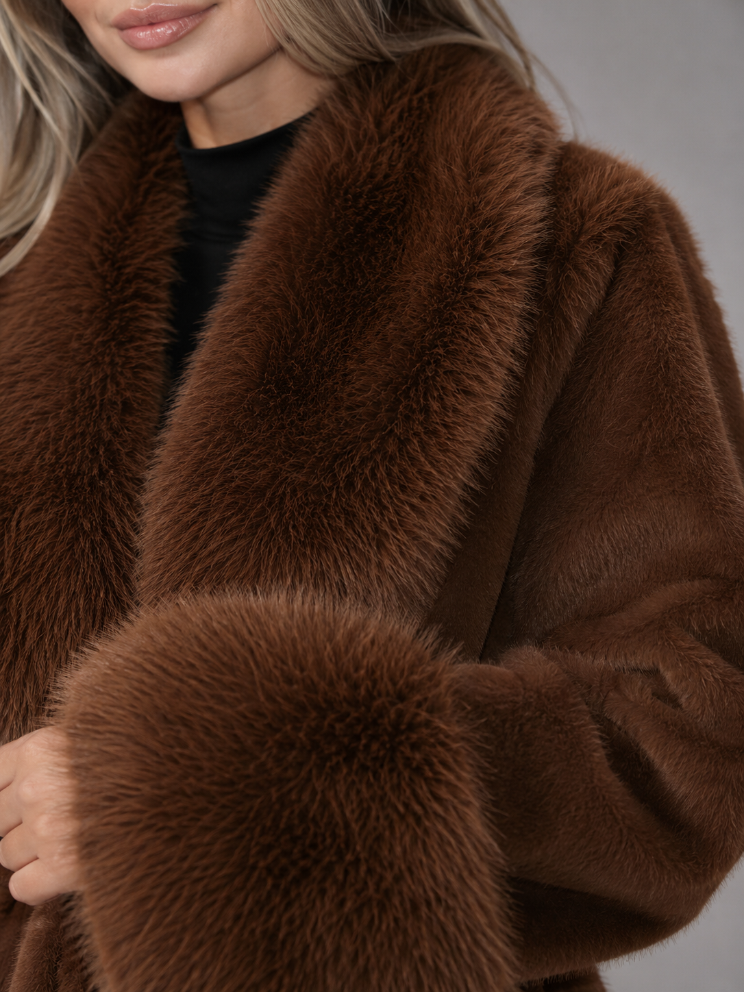 Manteau à ceinture pour femme avec col en fausse fourrure, modèle portant le manteau