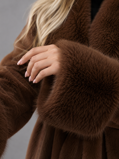Manteau à ceinture pour femme avec col en fausse fourrure, modèle portant le manteau de face