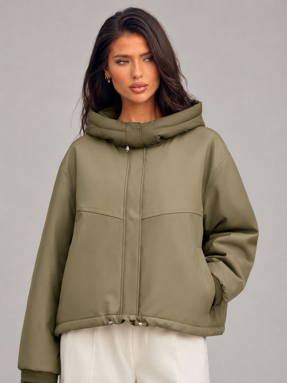 Veste à capuche rembourrée pour femme, portée par une femme