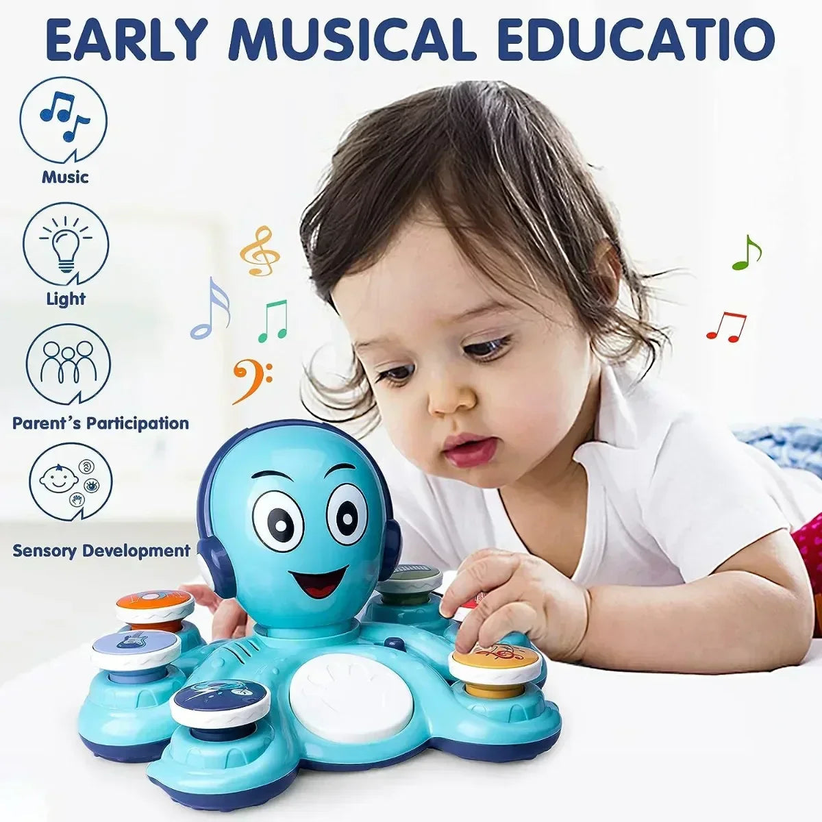 Enfant souriant en jouant avec l'ensemble musical