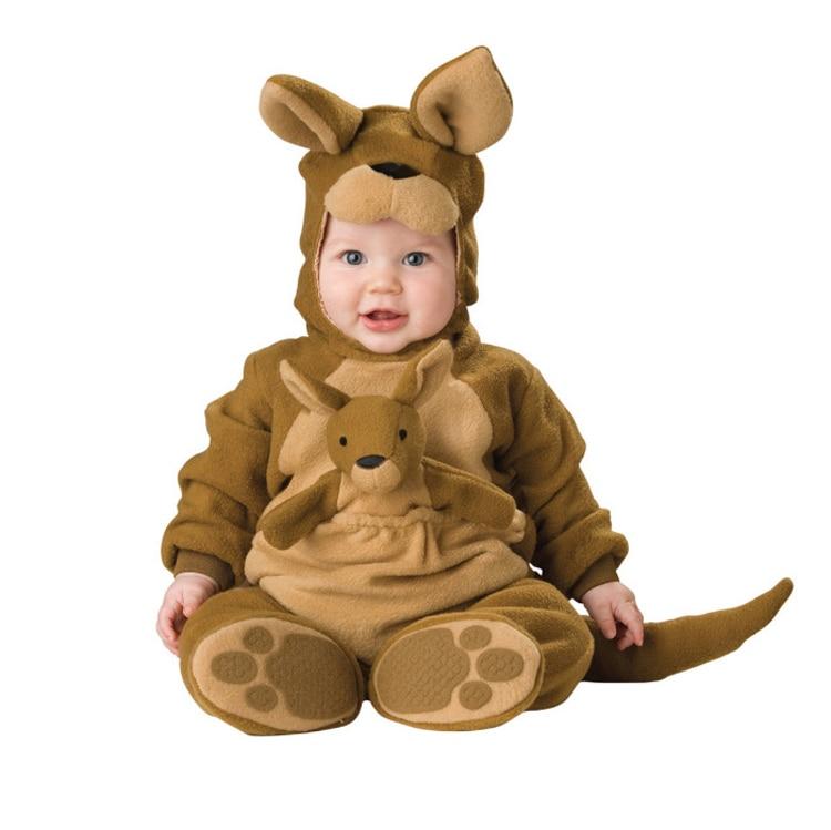 Bébé portant une combinaison de Halloween motif kangourou