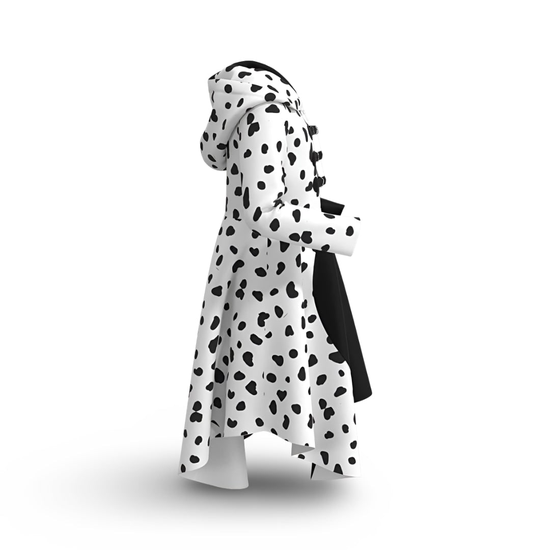 Gros plan sur l'imprimé à pois noir et blanc de la robe déguisement