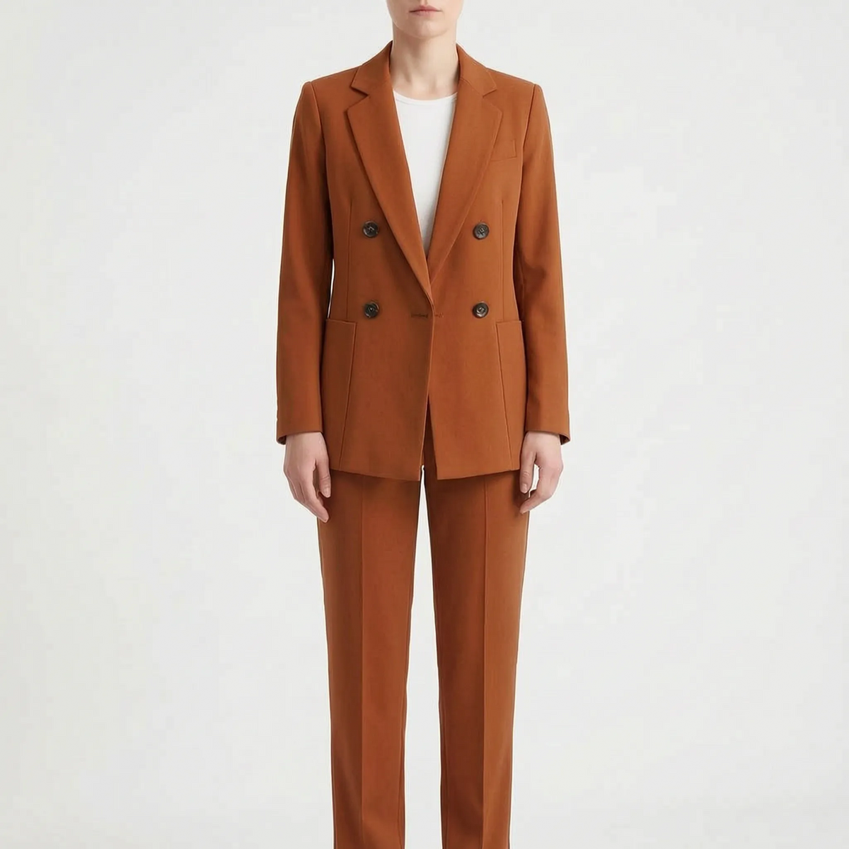 costume pour femme 2 pièces, modèle portant le costume