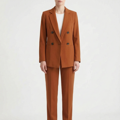 costume pour femme 2 pièces, modèle portant le costume