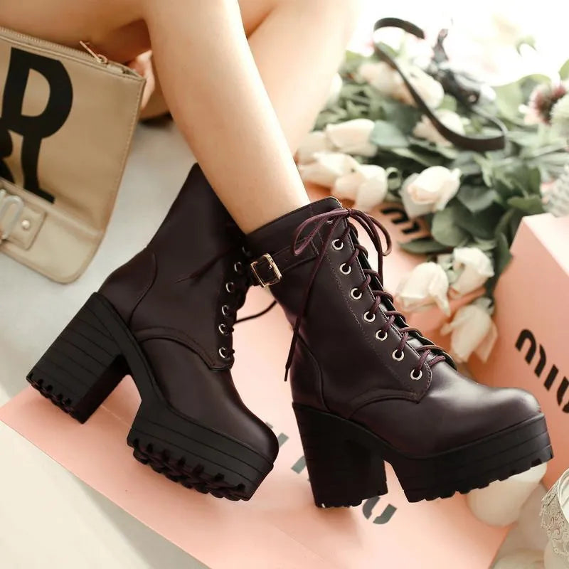 Bottines noires à lacets avec boucle et semelle profilée, vue de face