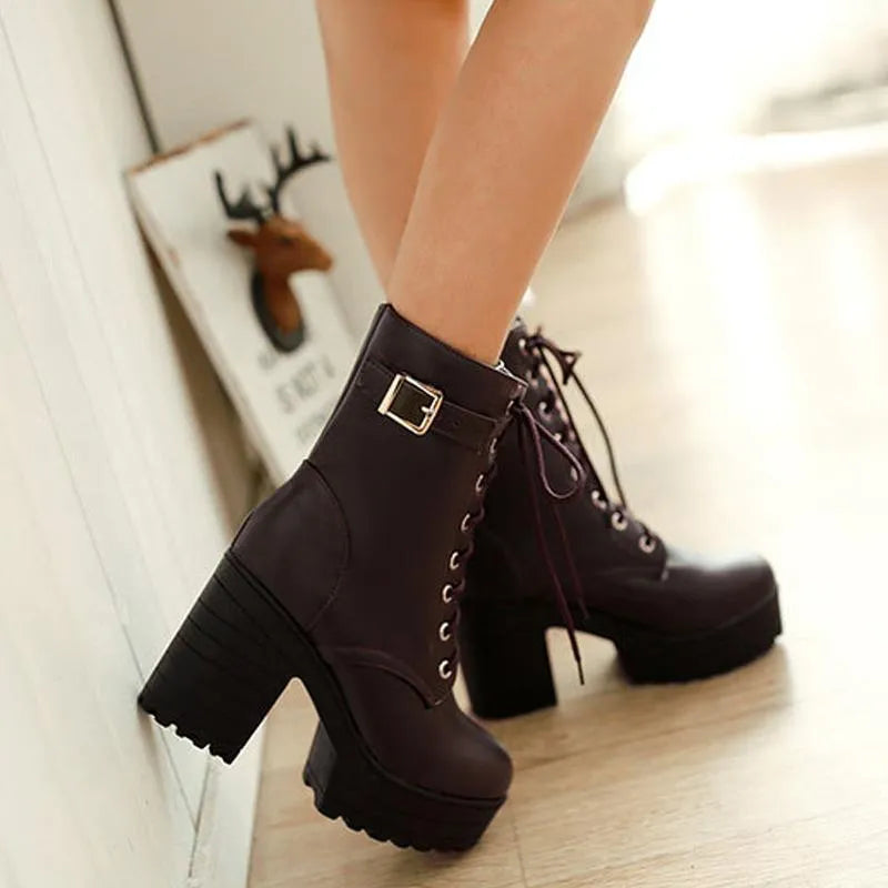 Bottines noires à lacets avec boucle et semelle profilée, vue de côté