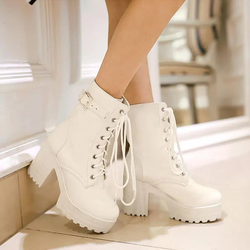 Bottines noires à lacets avec boucle et semelle profilée, vue de derrière