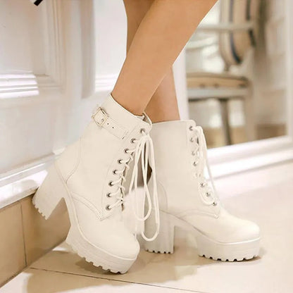 Bottines noires à lacets avec boucle et semelle profilée, vue de derrière