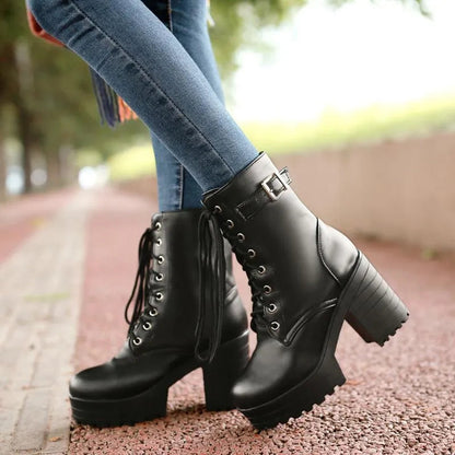 Bottines noires à lacets avec boucle et semelle profilée, vue de dessous