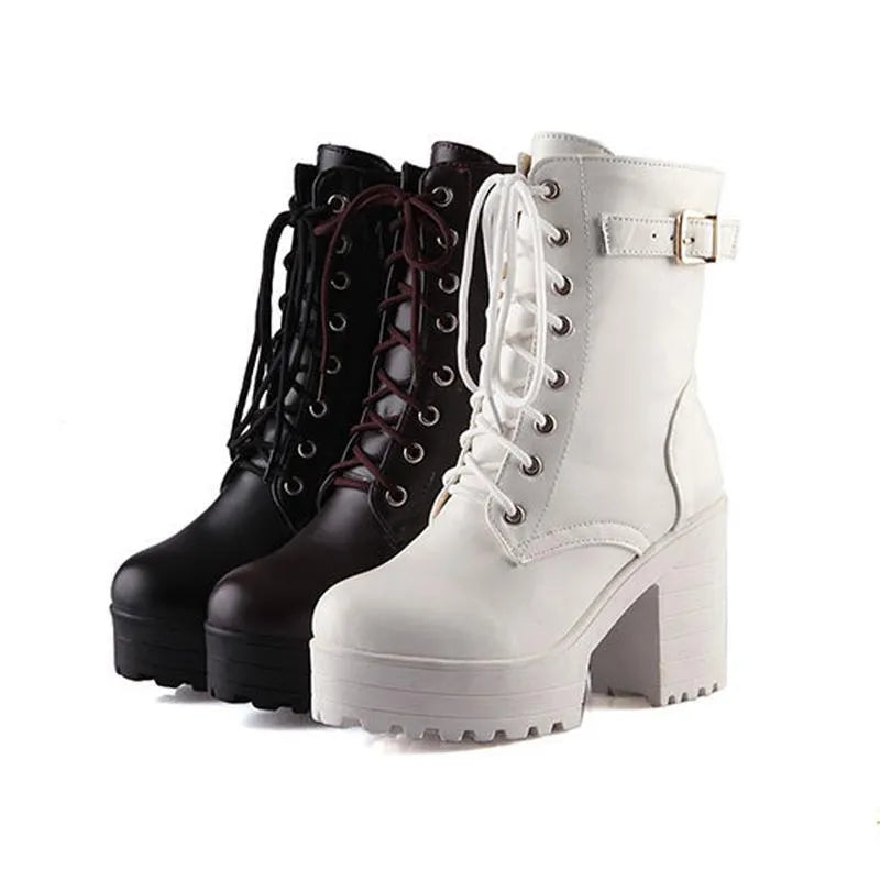 Bottines noires à lacets avec boucle et semelle profilée, modèle portant les bottines