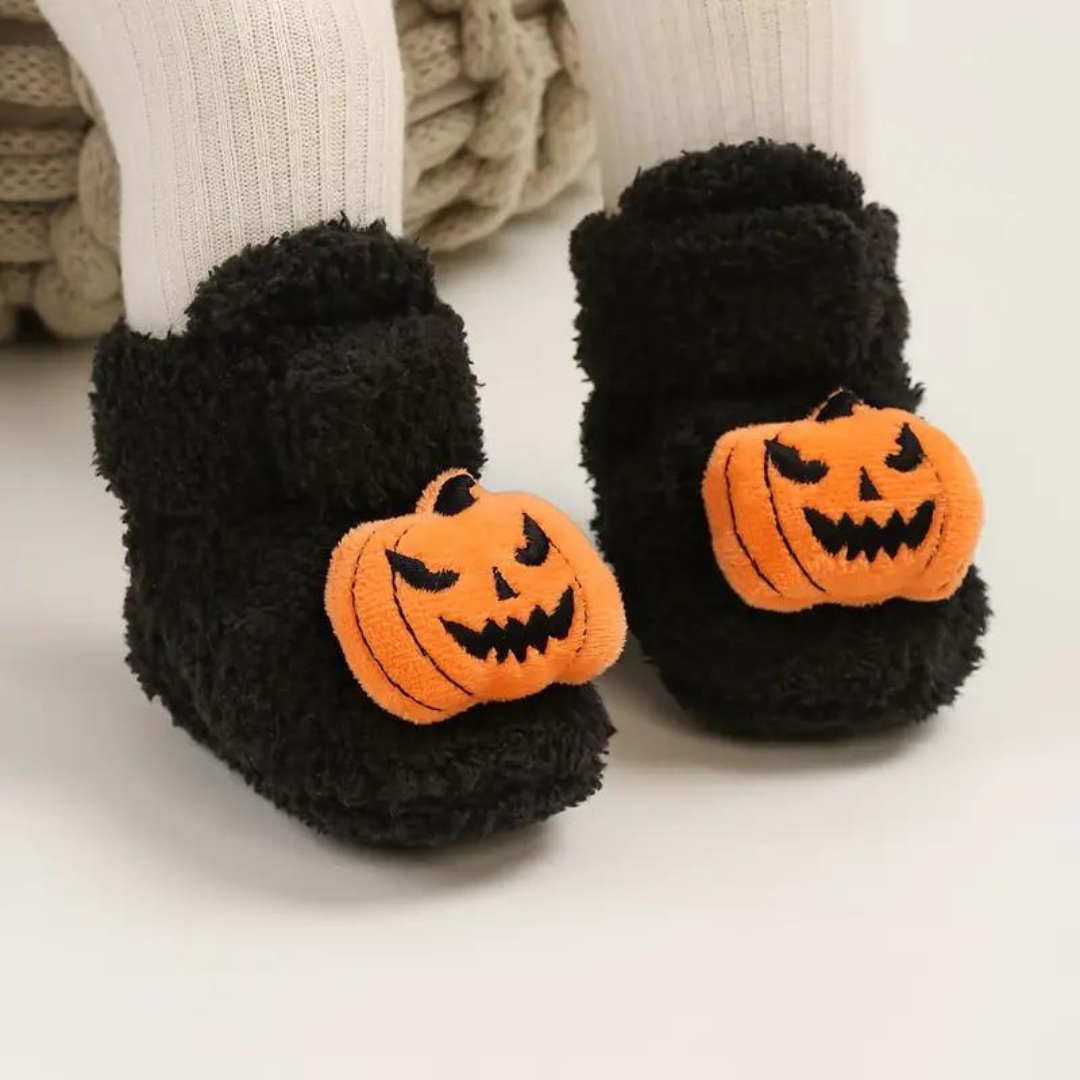 Paire de chaussons Halloween enfant coloris noir, posée au sol
