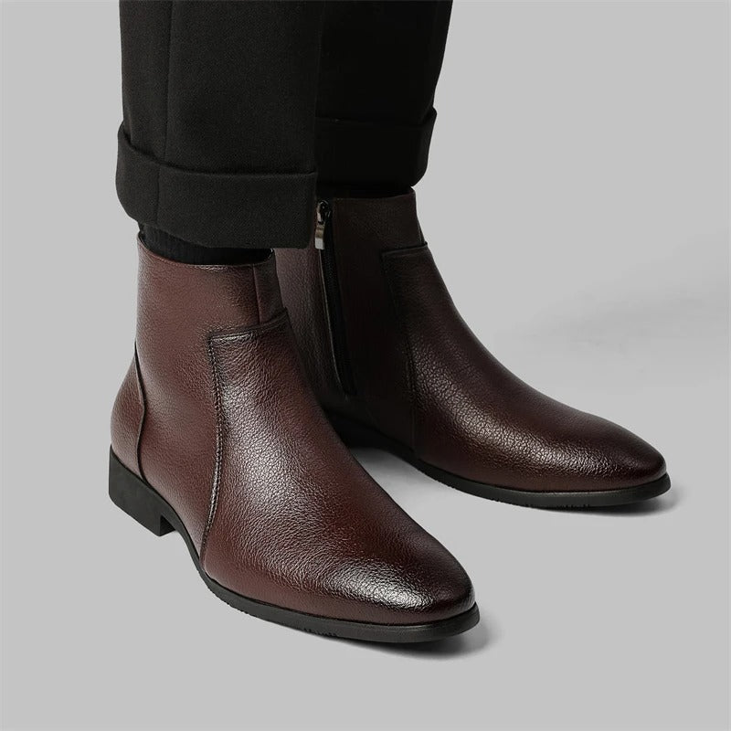 bottes en cuir brunes, détail de la pointe arrondie