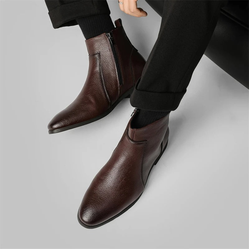 bottes en cuir noires, sur un modèle
