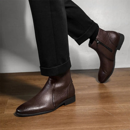 bottes en cuir brunes, sur un modèle