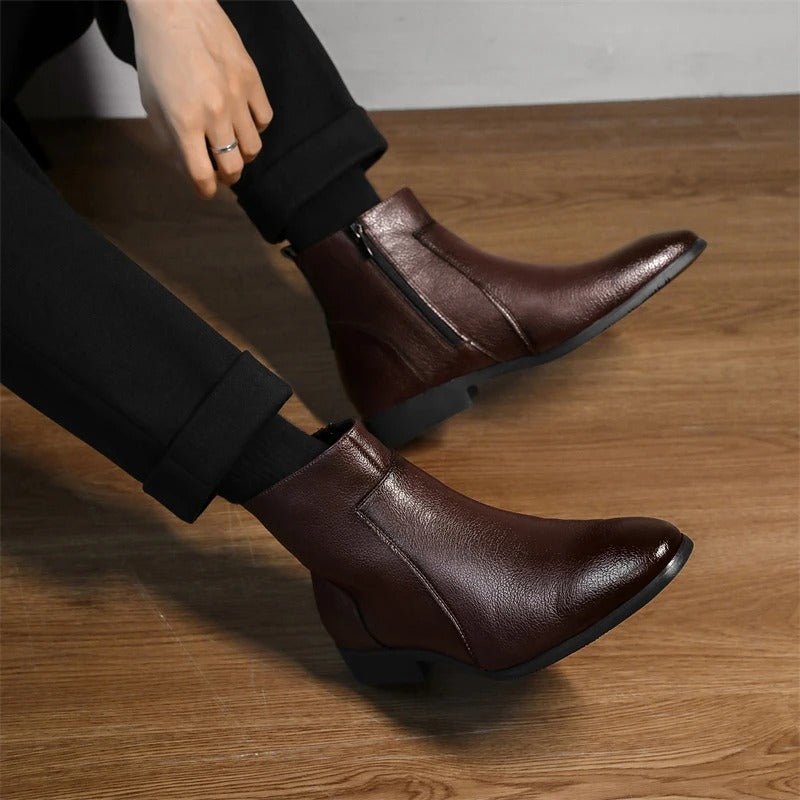 bottes en cuir noires, dans une boîte