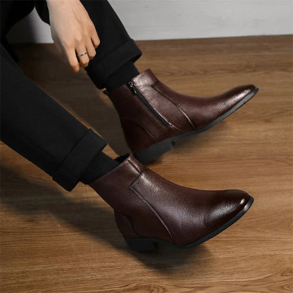 bottes en cuir noires, dans une boîte