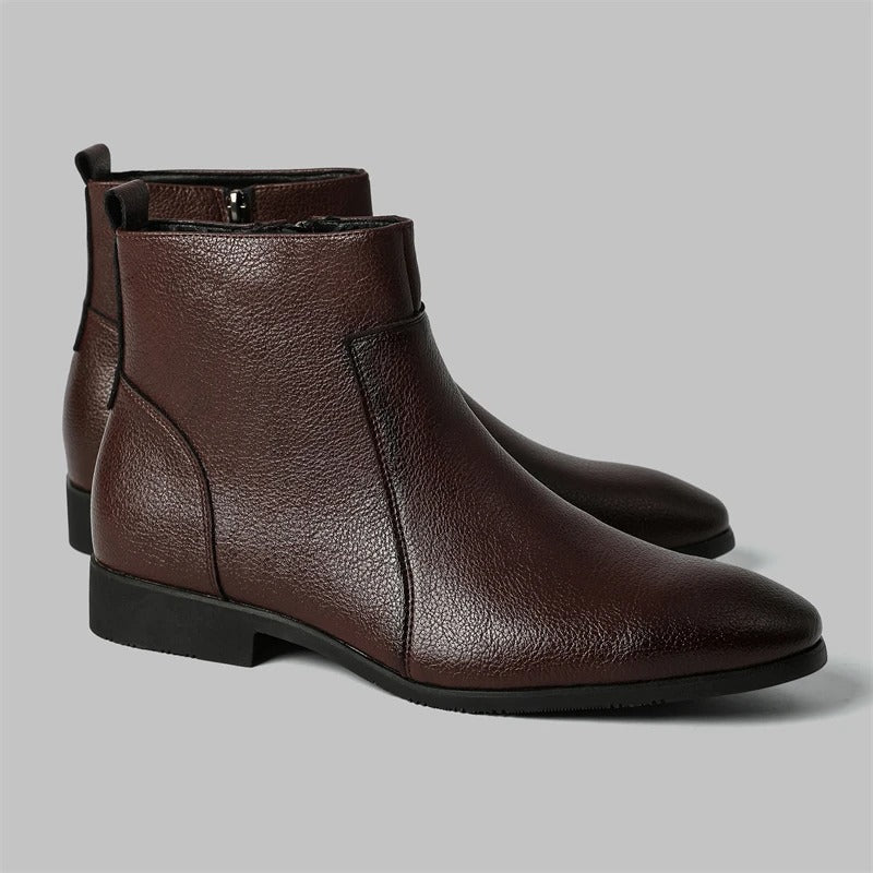 bottes en cuir brunes, dans une boîte