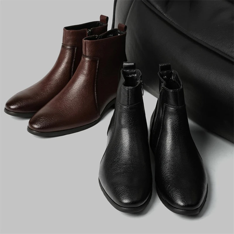 bottes en cuir noires, avec un sachet de protection