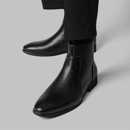 bottes en cuir brunes, avec un sachet de protection