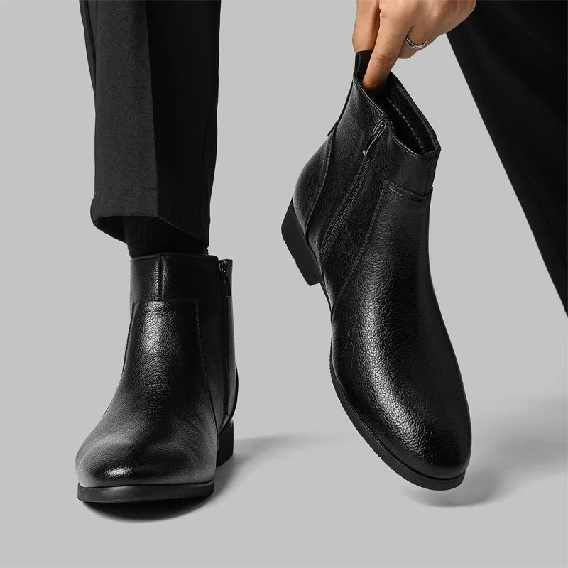 bottes en cuir noires, sur un fond blanc