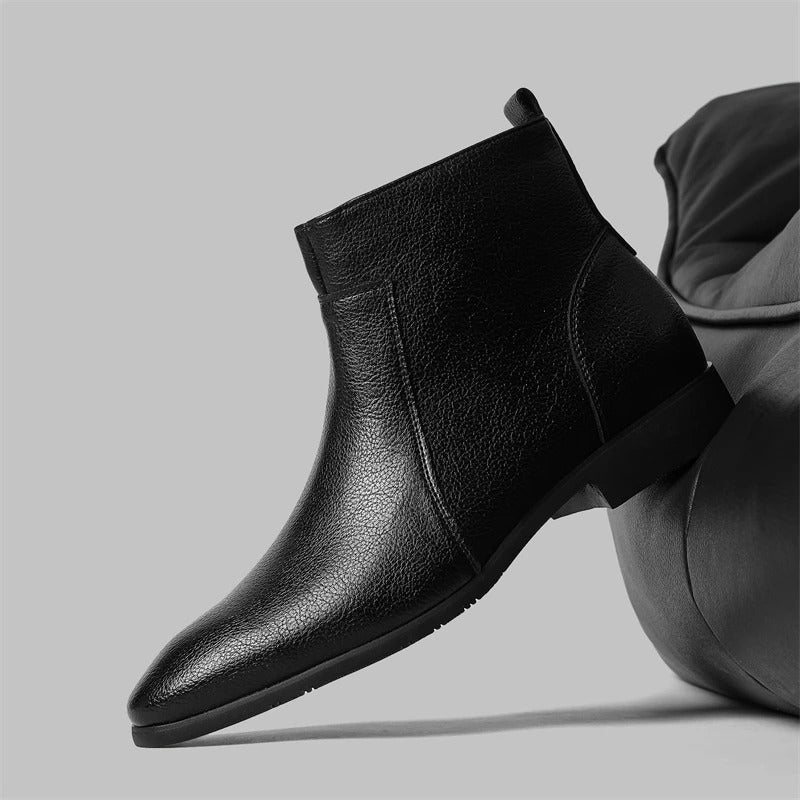 bottes en cuir brunes, sur un fond blanc