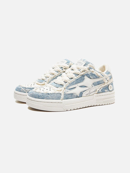Paire de baskets homme bleues effet denim à bords effilochés et lacets tressés, vue de trois quarts