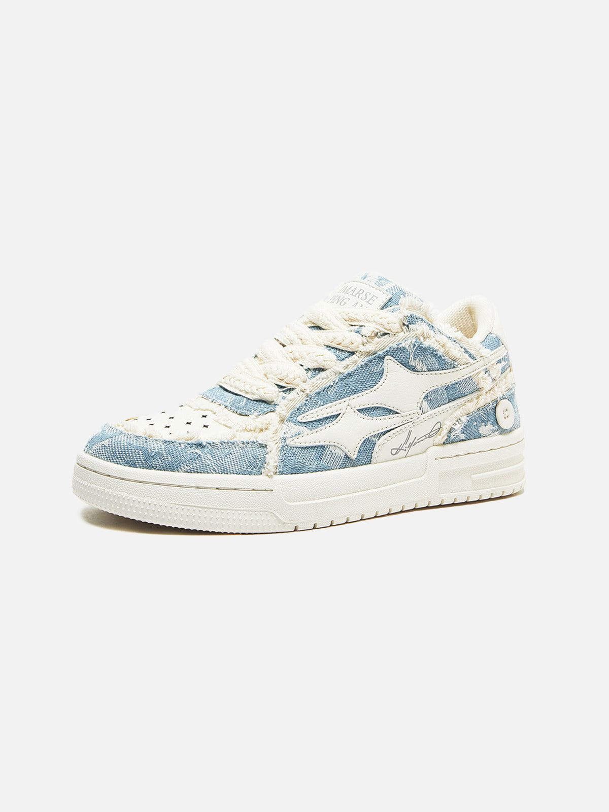 Basket homme bleue effet denim avec empiècement étoile blanc, vue de trois quarts avant