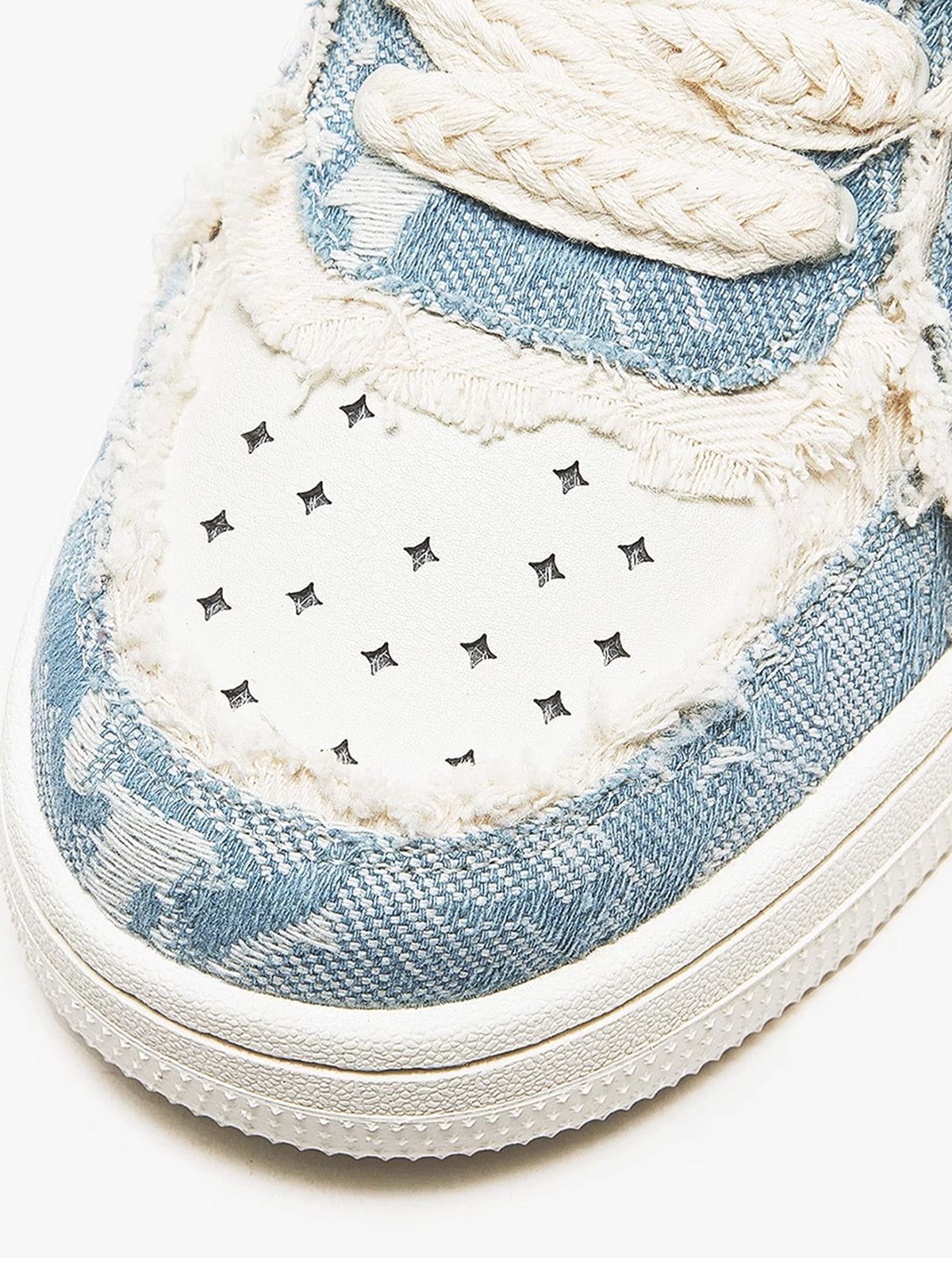 Gros plan du bout rond perforé et des lacets tressés de la basket homme bleue