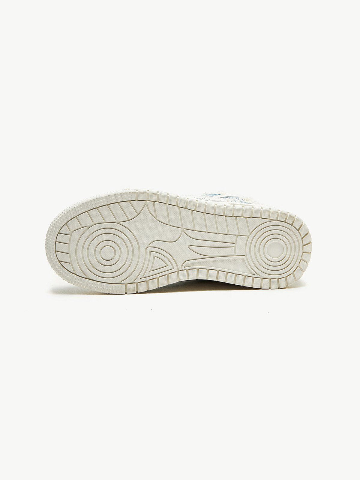 Semelle extérieure crantée blanche de la basket homme à lacets, vue de dessous