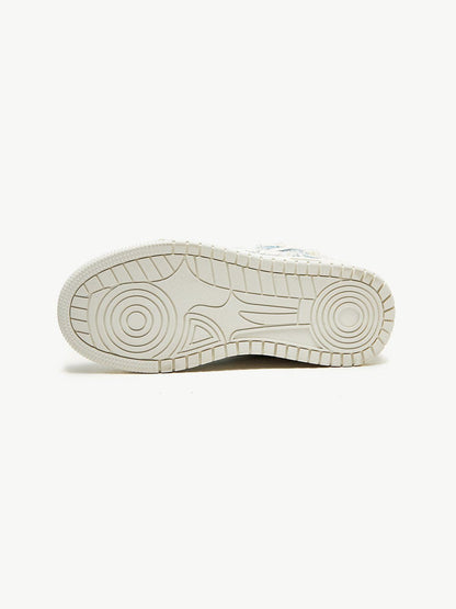 Semelle extérieure crantée blanche de la basket homme à lacets, vue de dessous