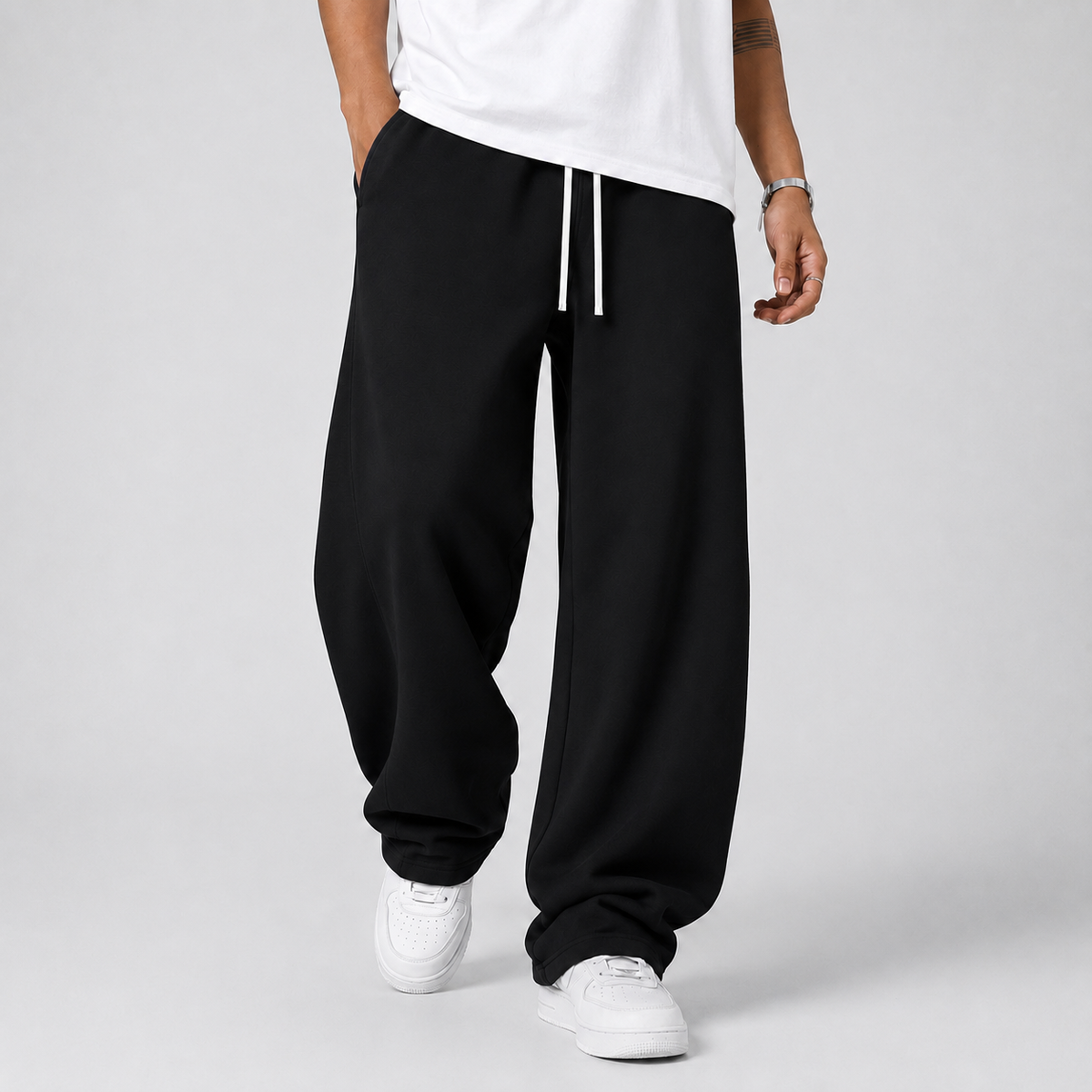 Pantalon jogging homme noir coupe large, taille élastique à cordon, vue de face