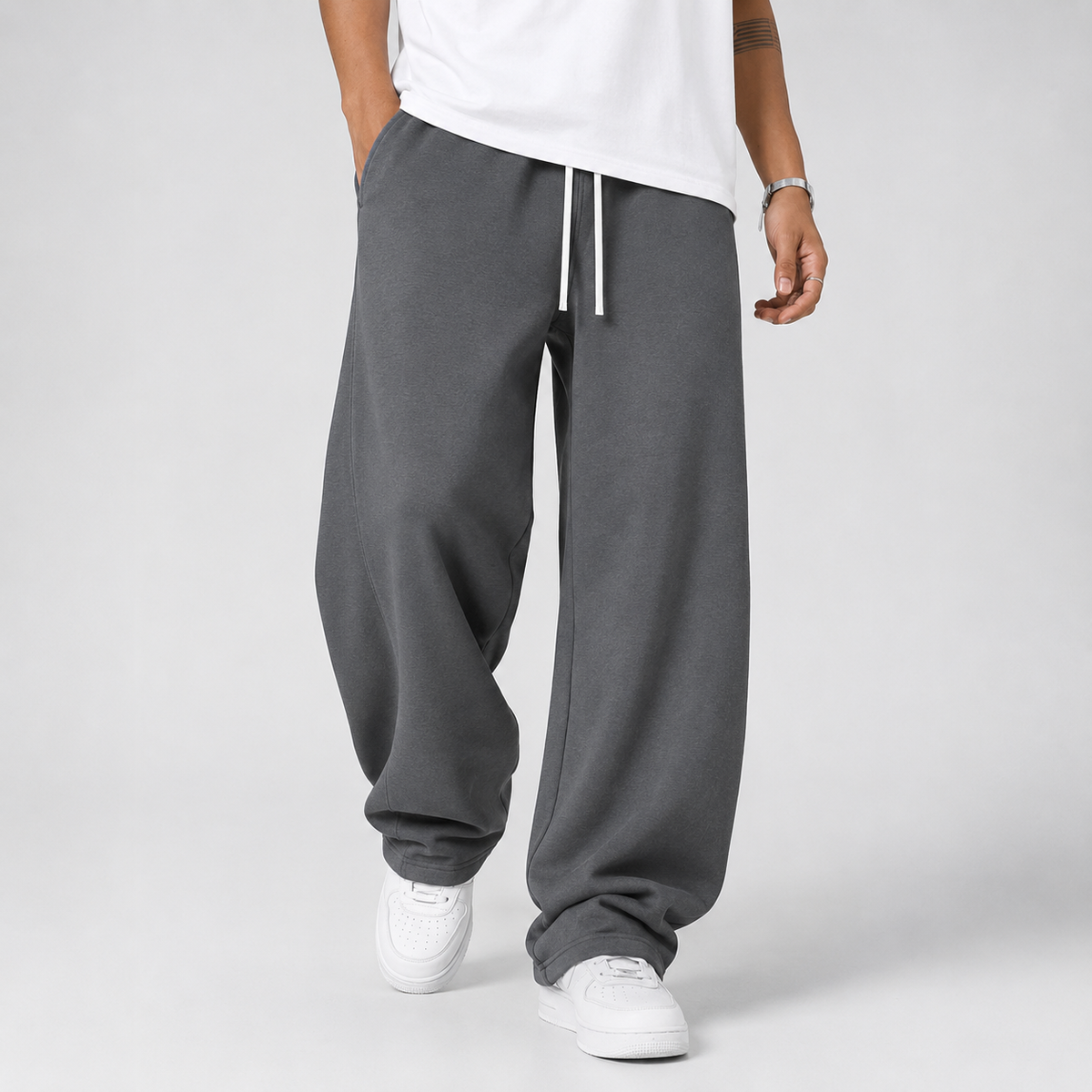 Pantalon jogging homme gris foncé coupe large avec cordon blanc, vue de face