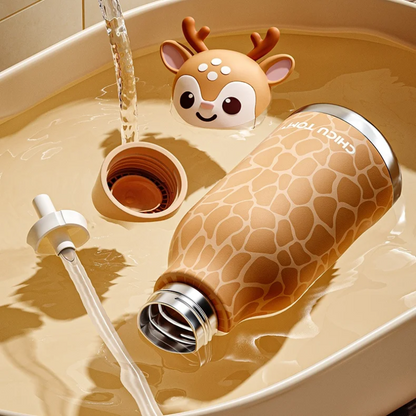 Gourde design biche avec son bouchon retiré, tenue sous l'eau courante pour montrer l'ouverture large