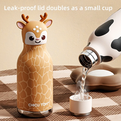 Couvercle anti-fuite utilisé comme petit gobelet pendant que de l'eau est versée depuis les gourdes biche et vache