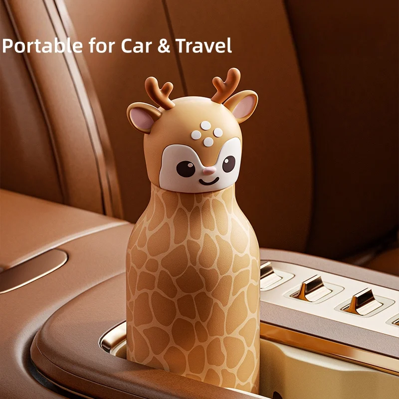Gourde biche rangée dans un porte-gobelet de voiture, montrant qu'elle est pratique en voiture et en voyage