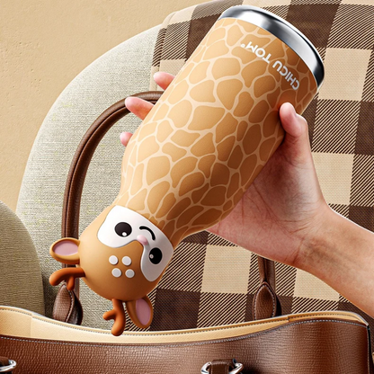 Gourde biche tenue en main près d'un sac fourre-tout avec un petit porte-clés animal, mise en scène pour le trajet école