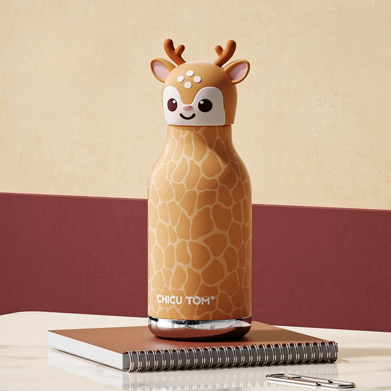 Gourde design biche avec housse à motif girafe posée sur un cahier