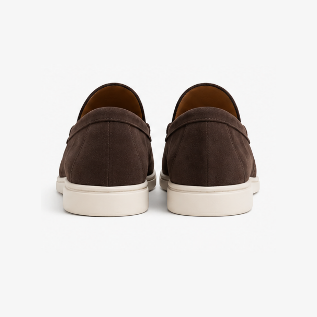 Talons des mocassins homme marron en suédine vus de dos