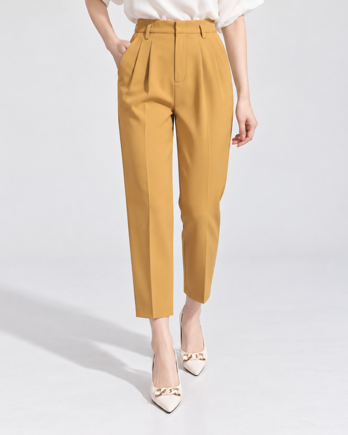pantalon tailleur femme jaune moutarde taille haute, vue de face