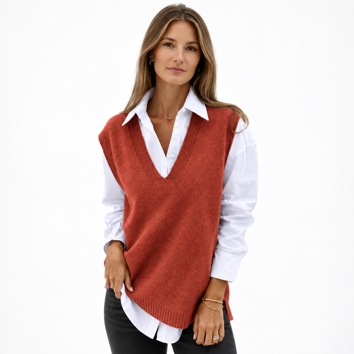 Pull sans manches femme col V rouge corail en maille fine porté sur chemise blanche