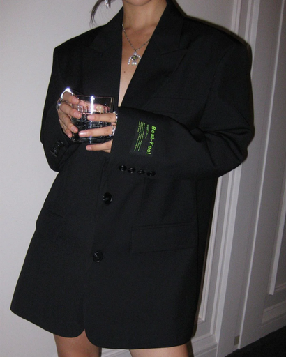Blazer femme long oversize à revers porté en ville