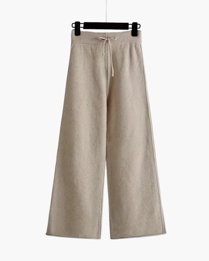 Ensemble loungewear femme pull et pantalon coton porté à la maison