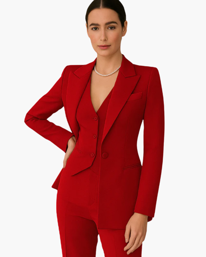 Ensemble trois pièces tailleur femme porté au bureau
